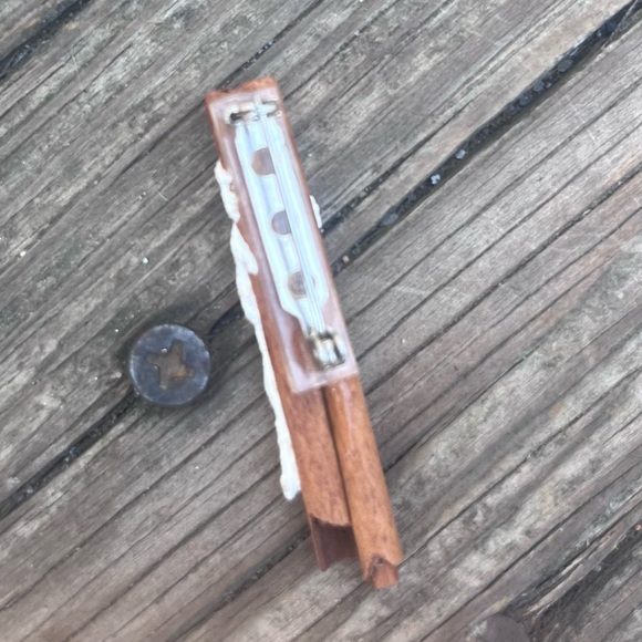 VINTAGE HOLIDAY CHRISTMAS BROOCH HAND PAINTED CINNAMON STICK SANTA CLAUS - Picture 3 of 3